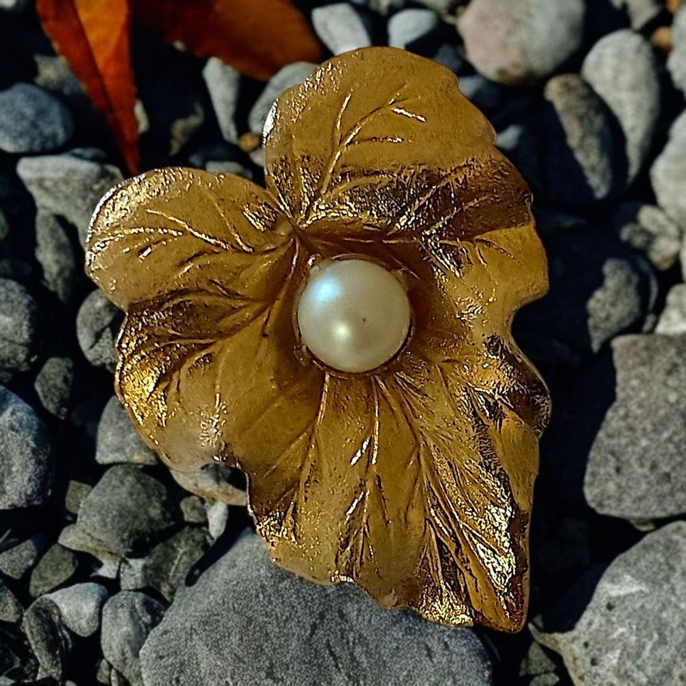Sarah Coventry Faux Pearl Leaf‎ Brooch Pin Matte Gold Tone MCM Classic Elegant